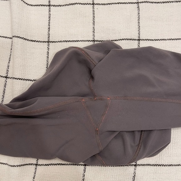 Lululemon reversible wunder under crop size 6 - Picture 8 of 11
